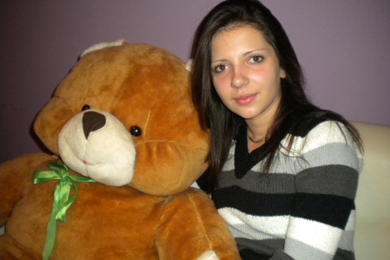 'SLAVONIJA  20.12.2010. VUKOVAR - Jasmina Maros (19 godina) boluje od propadanja vezivnog tkiva i jedina je takva pacijentica u Hrvatskoj Branimir Bradaric/Vecernji list'