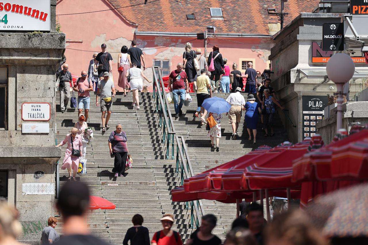 Zagreb: Sunčano prijepodne u centru grada, građani uživaju u kavi ili kupovini cvijeća