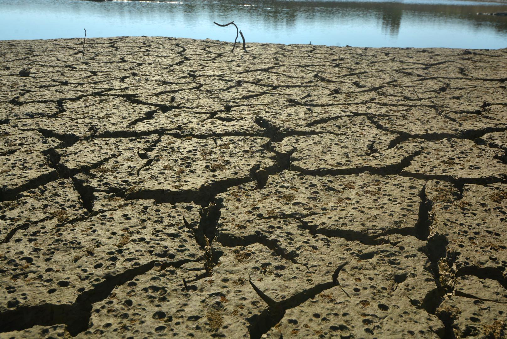 Bez padalina nije moguća akumulacija vode pa se veliki dio jezera isušio.