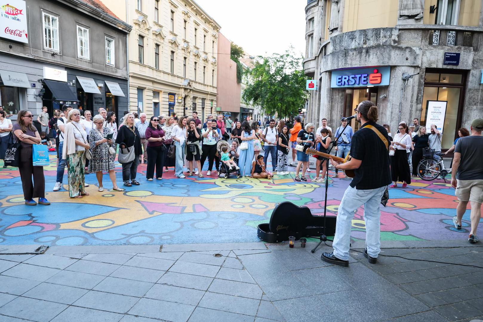 Marko je, samo sa svojom gitarom, stao pred okupljene i svirao i pjevao. 