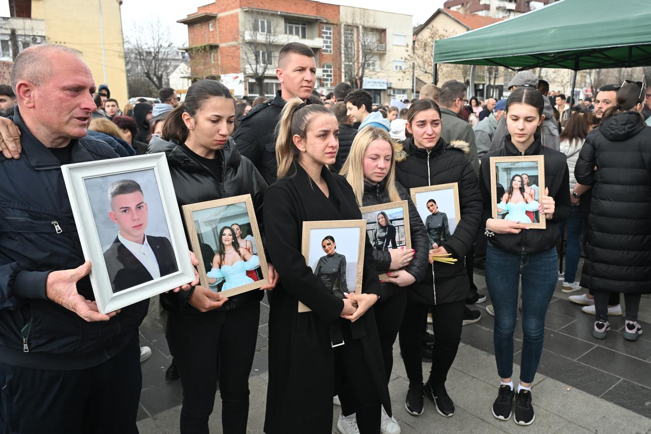 Bolni prizori iz Gradskog parka u Kočanima, građani prosvjedom odaju počast poginulima