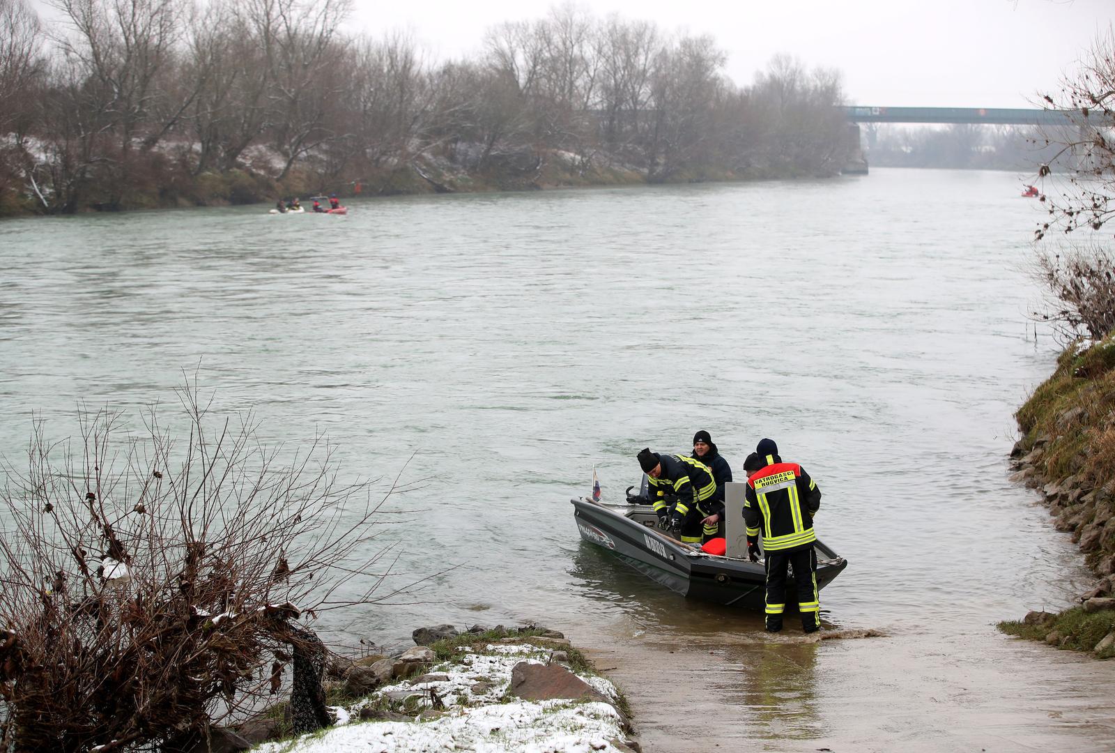 16.01.2025., Zagreb - Vatrogasci, policija, HGSS i Civilna zastita uz rijeku Savu kod toplane nastavljaju s potragom za nestalim dijetetom. Photo: Zeljko Lukunic/PIXSELL