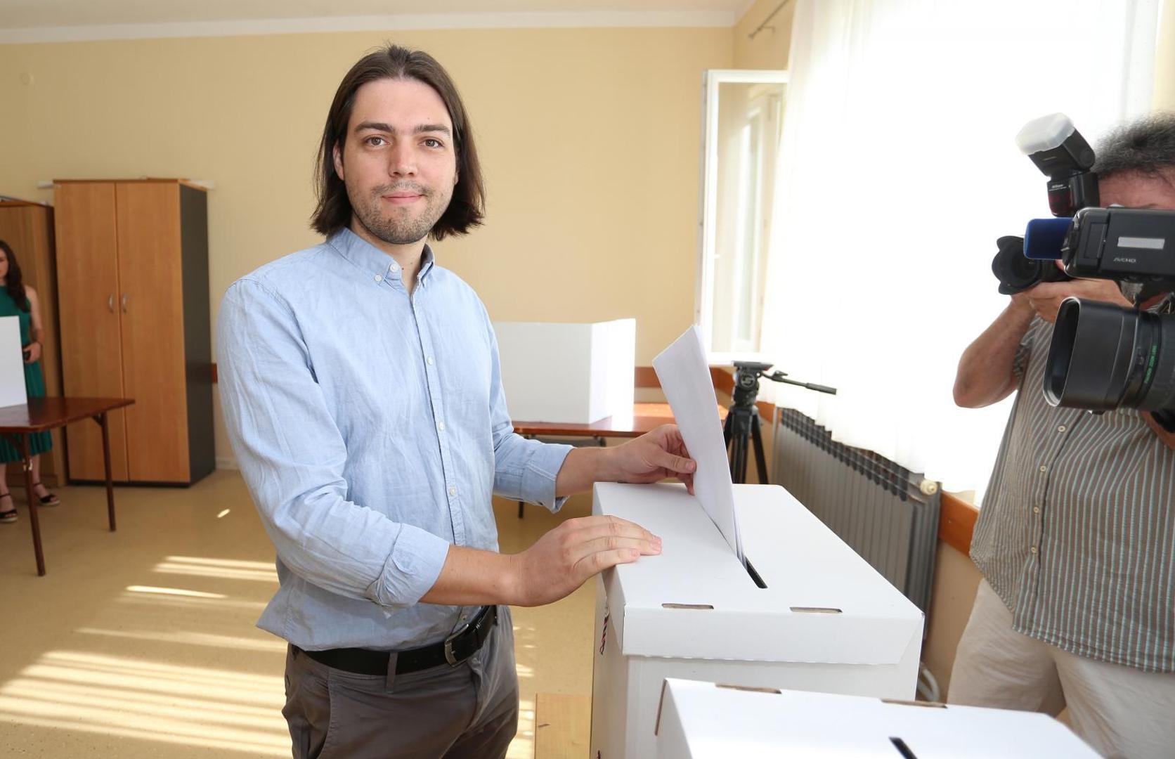 05.07.2020., Karlovac - Predsjednik Zivog zida  Ivan Vilibor Sincic glasovao je na birackom mjestu u Donjoj Jelsi. Na glasanje je dosao u pratnji sestre Ines.Photo: Kristina Stedul Fabac/PIXSELL