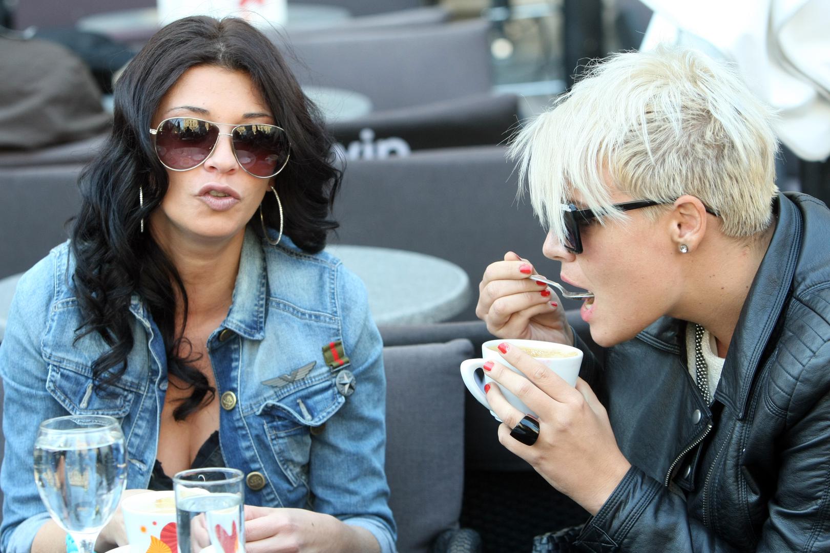 Danas 46-godišnja Aleksandra, majka troje djece, uživa u miru Virovitice sa suprugom Markom Šijakovićem. Odavno je prestala tulumariti po klubovima – rijetko je viđamo u javnosti, a najčešće u sasvim običnim situacijama, poput kupovine namirnica.