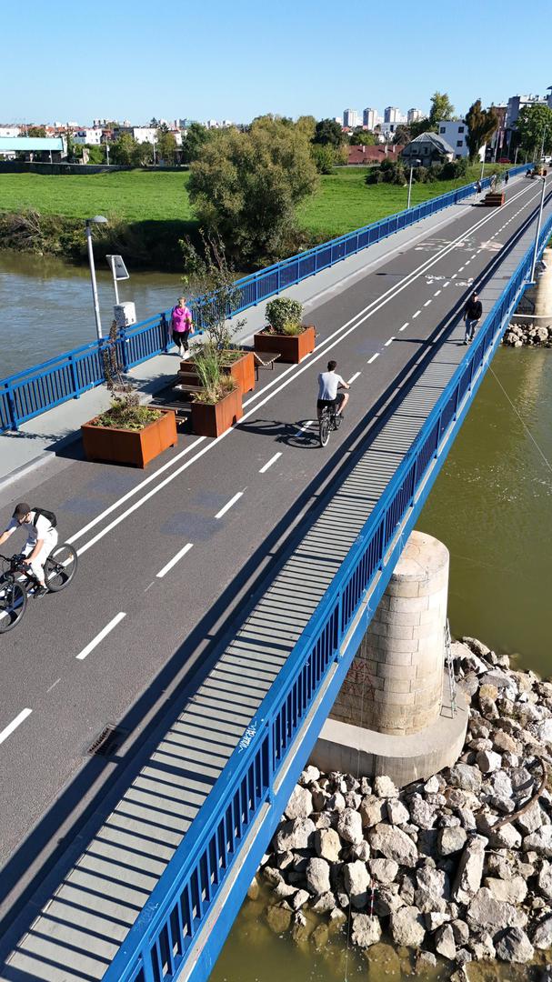 Grad Zagreb predstavio je privremeno uređenje Savskog pješačkog mosta, koje je realizirano u sklopu Europskog tjedna mobilnosti i naglašava njegovu pravu namjenu, a to je sigurno i ugodno kretanje pješaka i biciklista. 