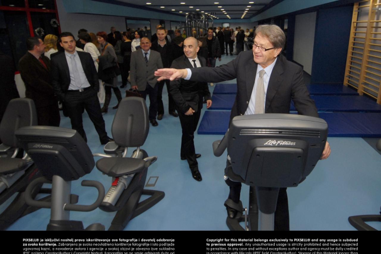 '13.12.2012., Daruvar - U sklopu Daruvarskih toplica danas otvoren visemilijunski vrijedan najsuvremeniji Fitness centar, a kojemu je kum postao trener svih trenera Miroslav Ciro Blazevic. Medju brojn