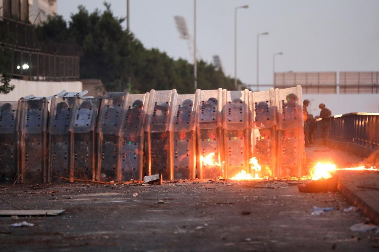 Pitanje je dokad će se slaba libanonska vojska moći suočavati sa žestokim prosvjedima