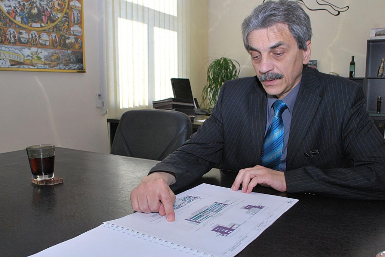 \'31.01.2012., Sisak - Ravnatelj sisacke Opce bolnice dr.Damir Pahic s projektom paviljona za koji su, kako je rekla zupanica Lovric-Merzel, osigurana novcana sredstva.(ARHIVA) Photo: Nikola Cutuk/PIX