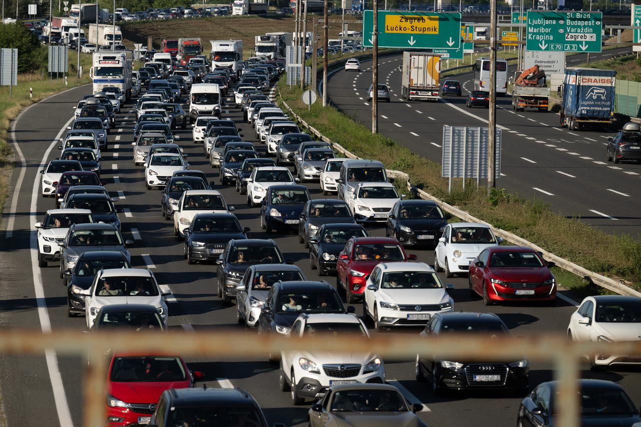 Zagreb: Srpanj započeo kilometarskom kolonom na NP Lučko u smjeru mora