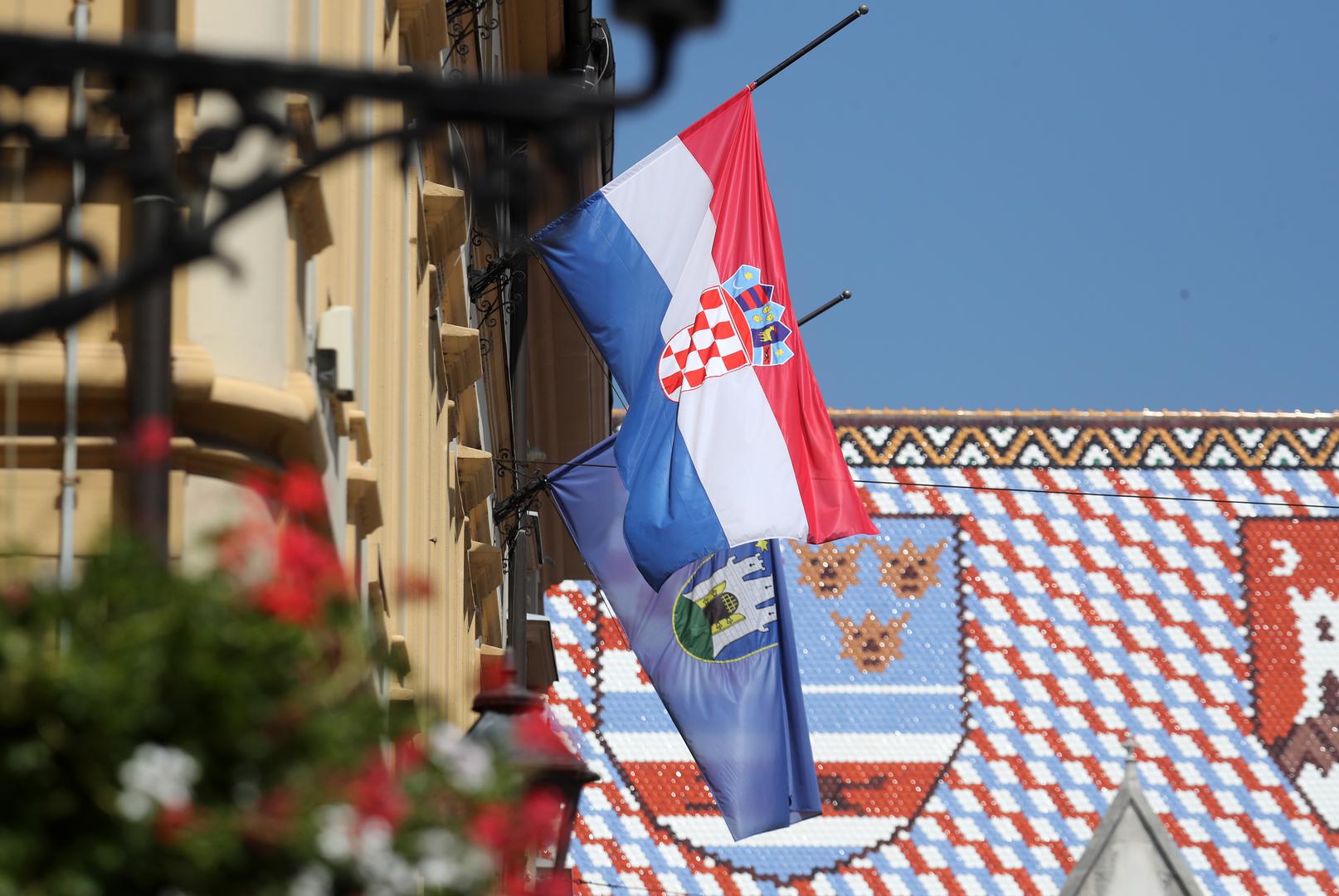 U Zagrebu su na svim zgradama državnih ustanova zastave spuštene na pola koplja.