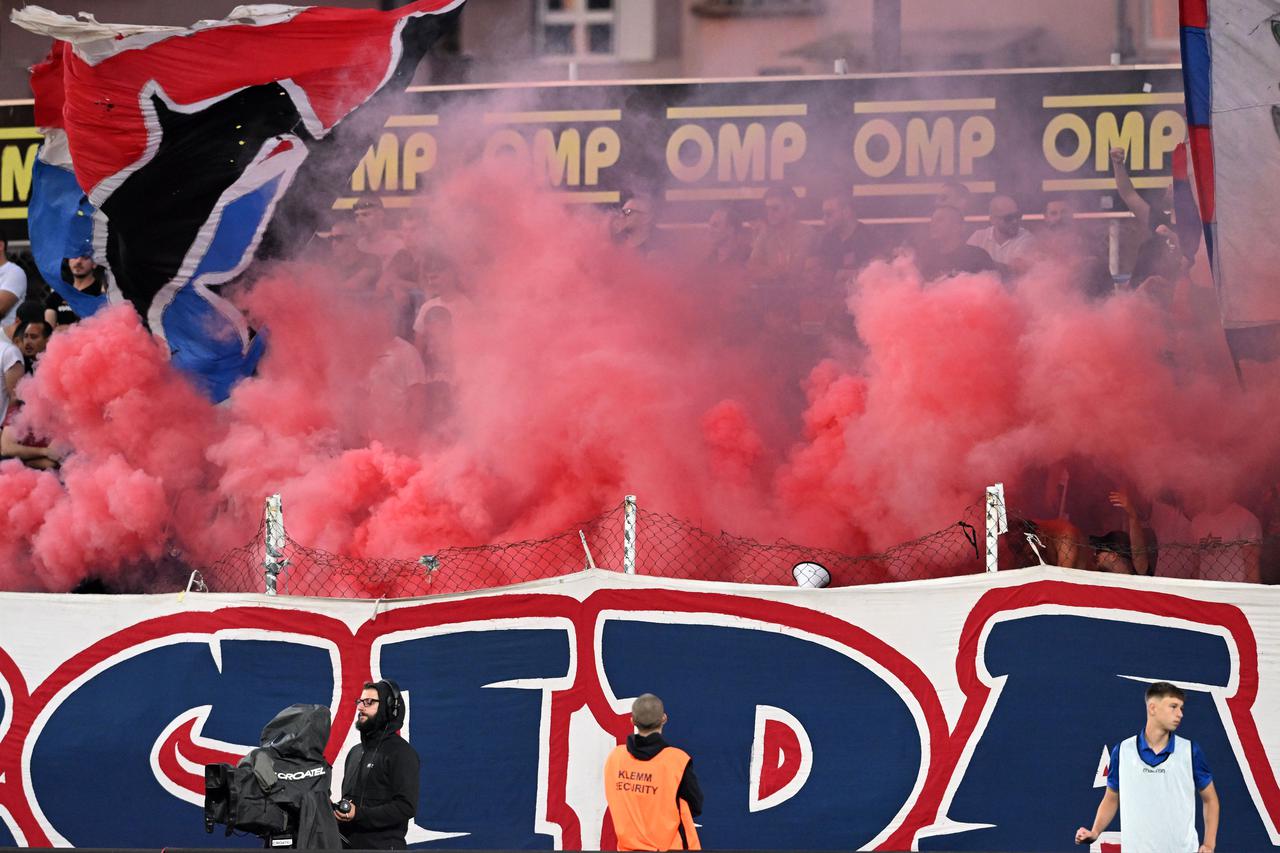 Zagreb: Torcida bakljama zasula teren u Kranjčevićevoj