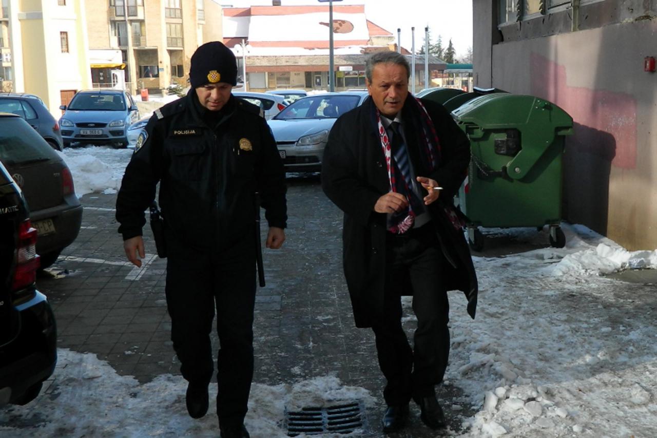 'UNUTRASNJA  14.12.2012, VUKOVAR - Zeljko Sabo i njegova obitelj od cetvrtka su pod stalnom policijskom pratnjom  Branimir Bradaric/Vecernji list                                   '