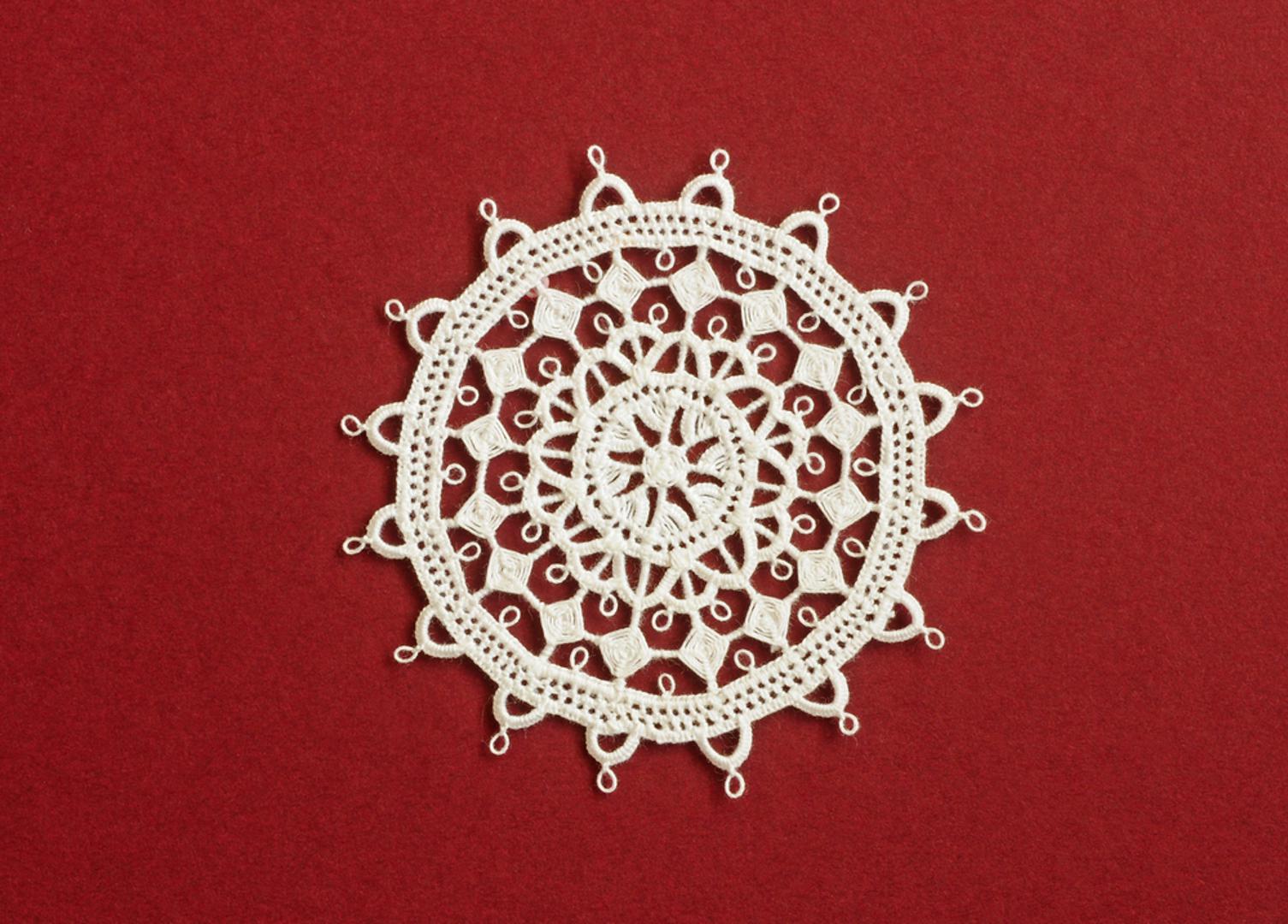 Paška čipka: Paška čipka je fin, elegantan i stvarno poseban poklon za nekoga tko cijeni ručni rad i tradiciju. Ne morate kupovati velike komade. Mali podmetači, detalji za stol ili ukrasi često su idealna mjera. Takav dar je poseban, profinjen i traje godinama, baš kao obiteljske blagdanske uspomene.