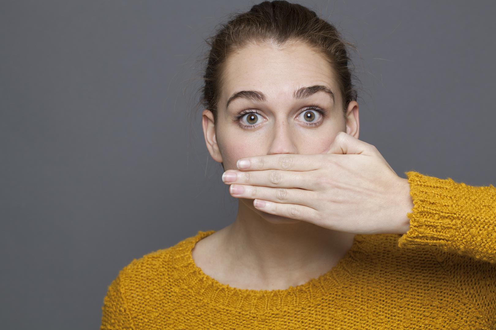 Ako nikako ne možete odgonetnuti zbog čega vam se širi neugodan miris iz usta, ovo su neki od mogućih razloga.