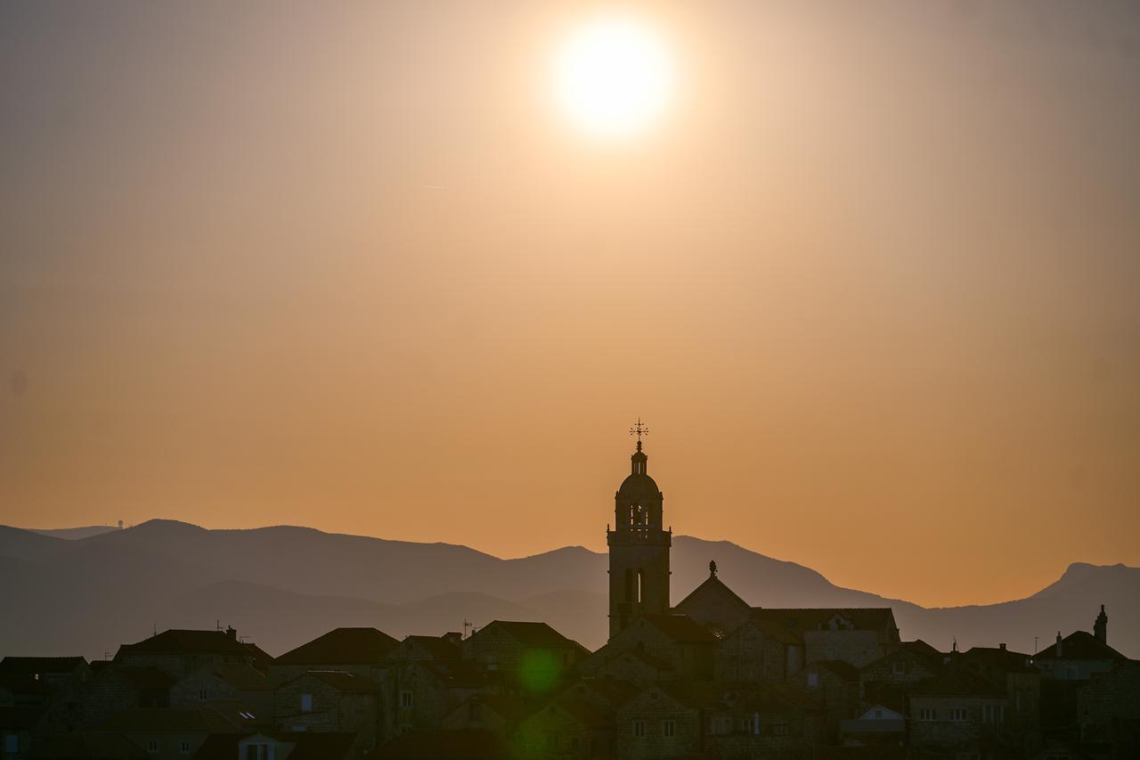 Korčula: Svitanje uz zvonik Katedrale sv. Marka izgrađene u 15. stoljeću