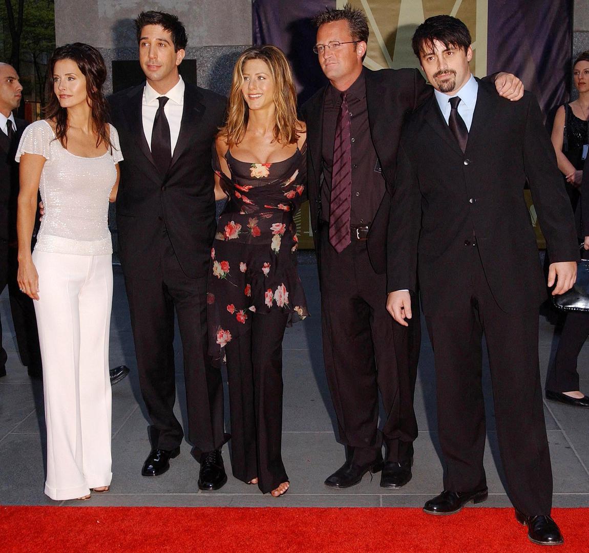 Glumačka postava "Prijatelja" Courteney Cox Arquette, David Schwimmer, Jennifer Aniston, Matthew Perry i Matt LeBlanc stiže u NBC studio na 75. godišnjicu NBC-ja. Na Manhattanu 5. svibnja 2002. godine.