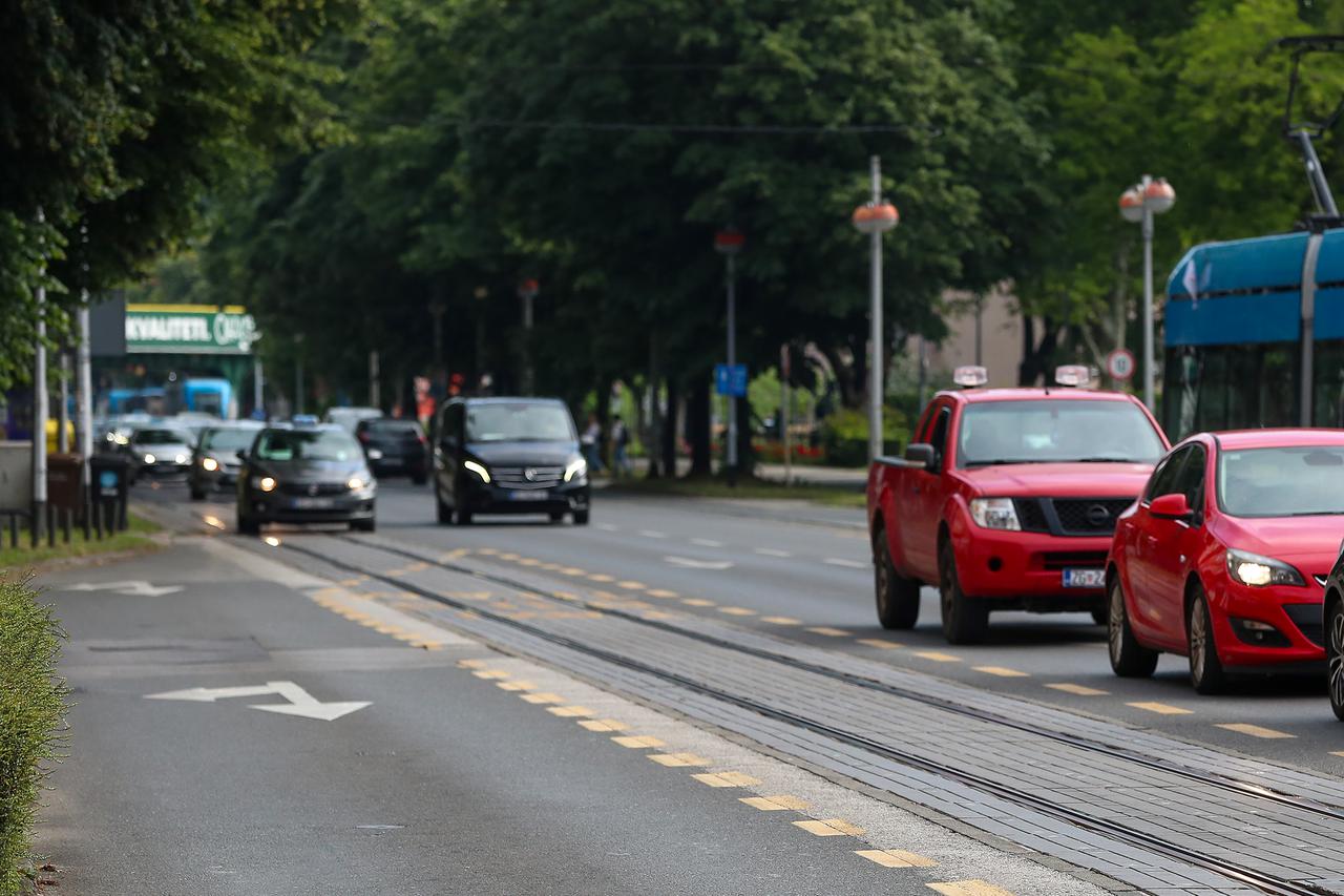 Zagreb: Žute trake na kolniku namijenjene za prometovanje tramvaja