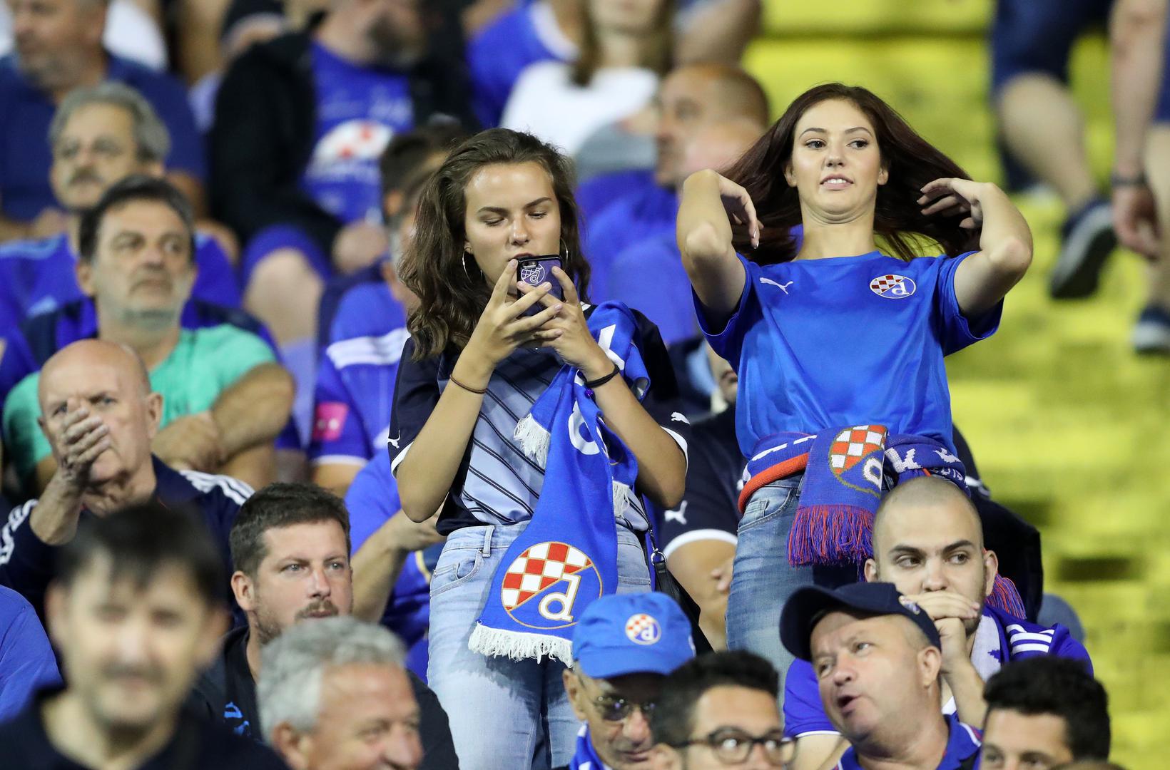 Svi su navijali, igrače se guralo naprijed pjesmama, a na tribinama smo vidjeli i predivne djevojke koje oduzimaju dah.