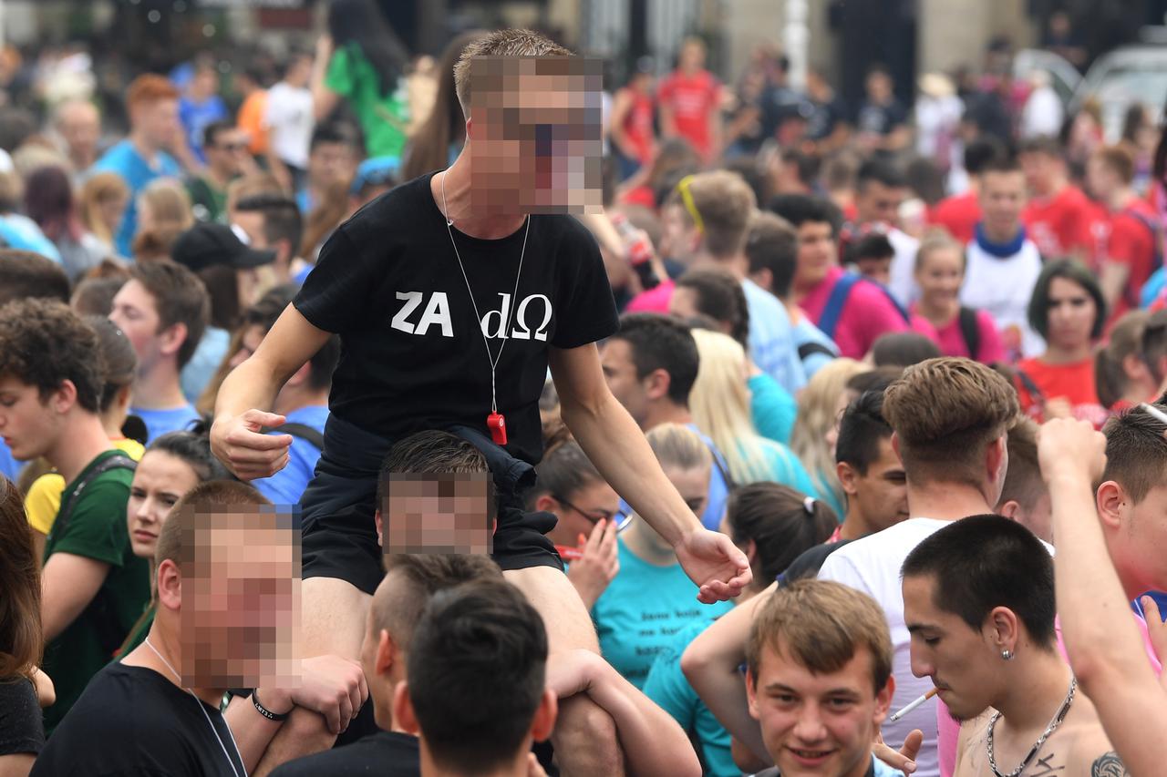 Maturanti s majicama s natpisom Za dΩ