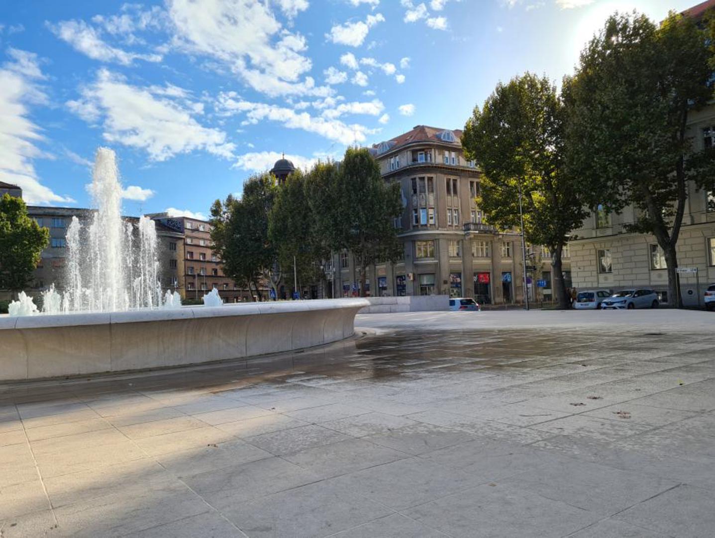 Luksuzan, kompletno i temeljito obnovljen, piše u oglasu