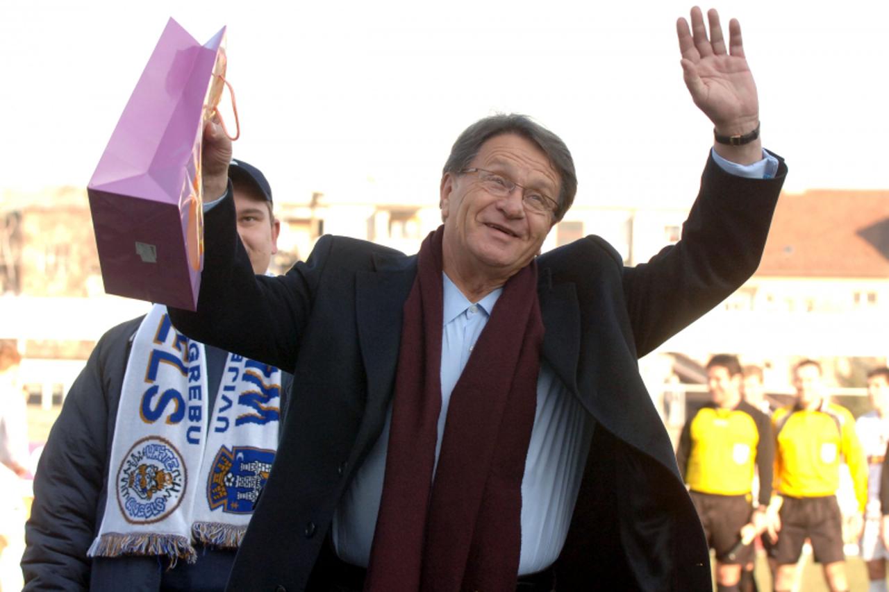 'sport.....zagreb...10.02.2007. kranjceviceva - zagreb-marsonija(prijateljska) - ciro blazevic sa navijacima zagreba koji mu urucuju poklon za rodjendan foto: marko lukunic'