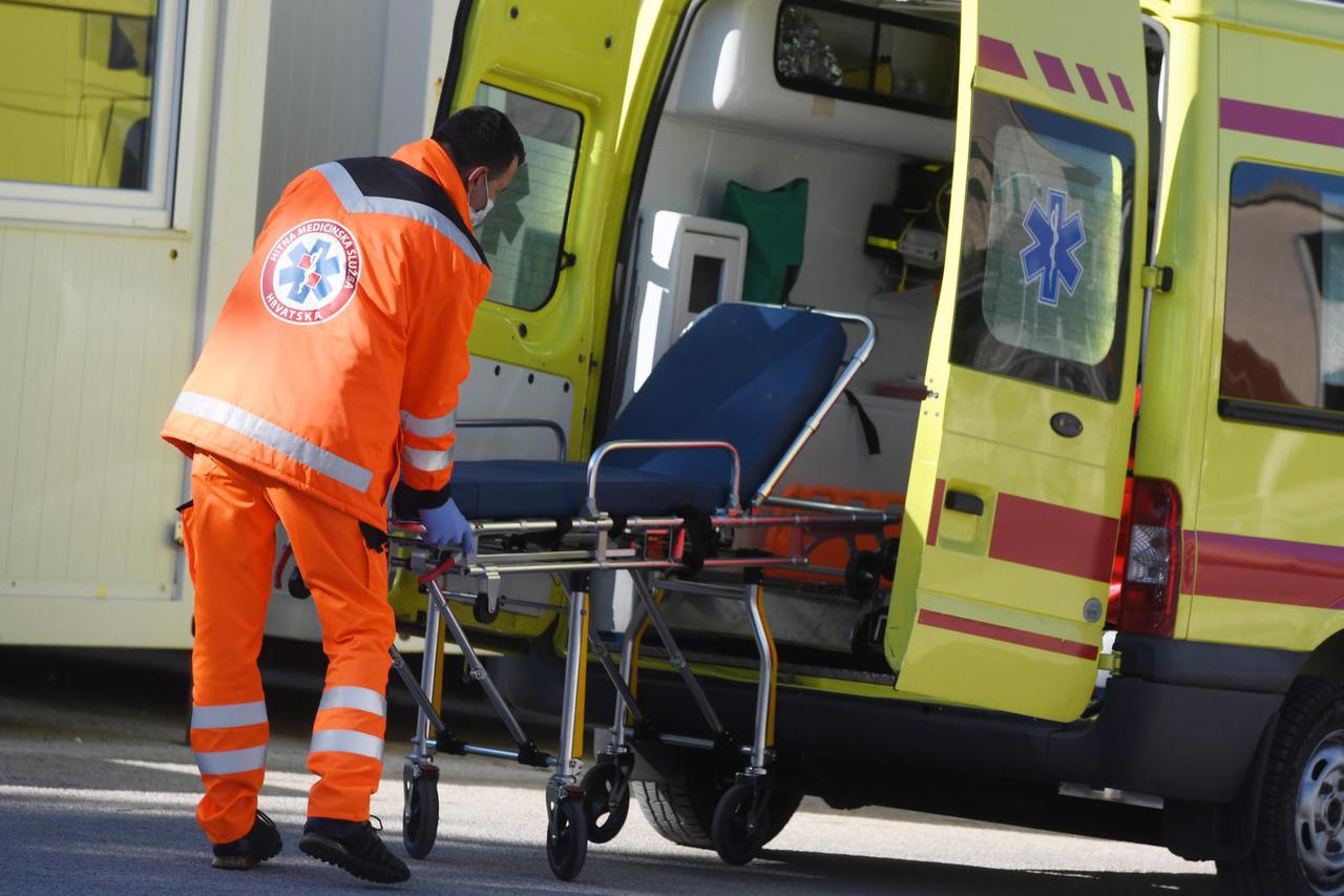 Šibenik: Tim Hitne medicinske pomo?i ispred bolnice