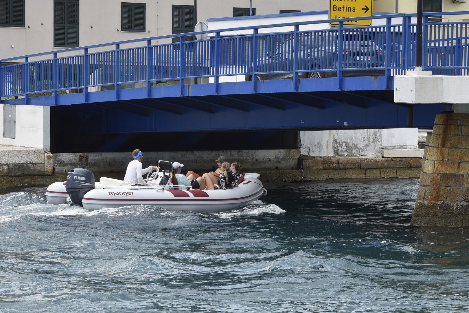 PRVI TURISTI ovdje su se kupali prije 103 godine, stigli su iz Praga i uživali na plaži Banj. Slabo su
plivali, nisu znali, pa je i danas ostala uzrečica za onoga kome slabo ide plivanje: “Plivaš kao Čeh”