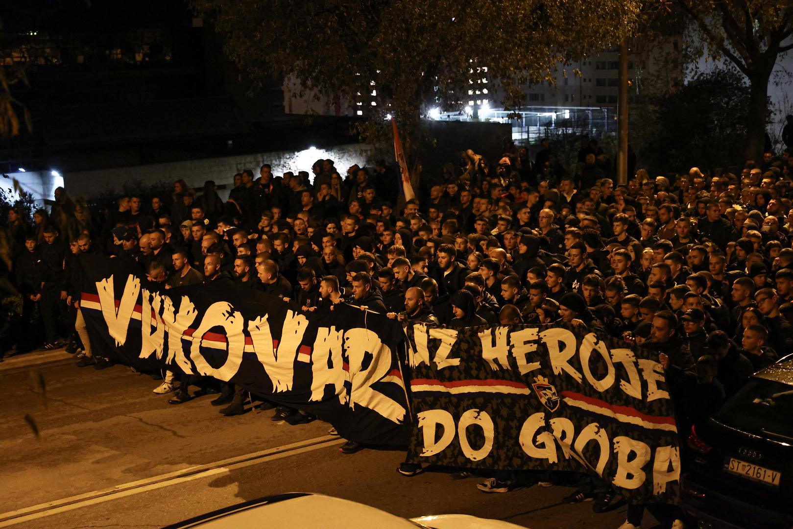 Kolonu je predvodio transparent s natpisom: "Vukovar - uz heroje do groba".