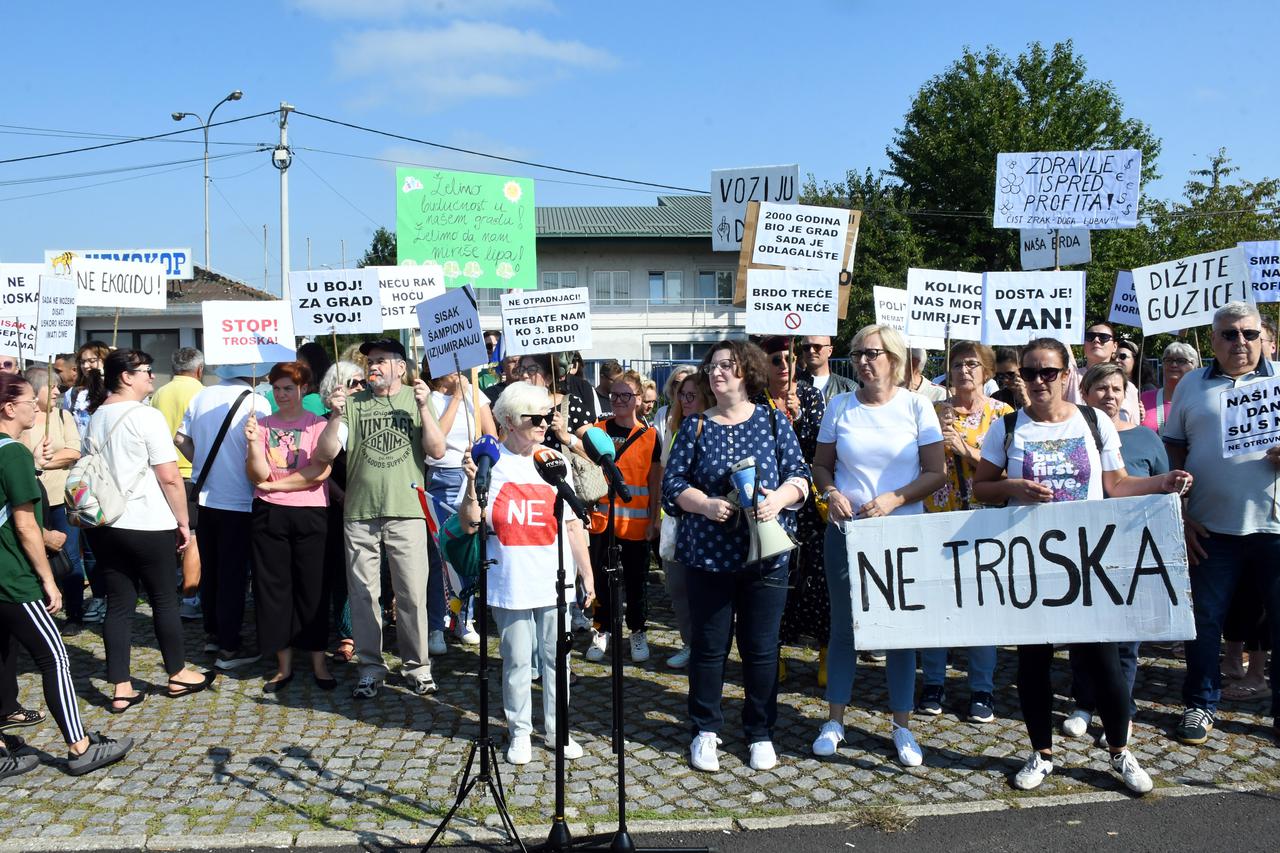 Siščani ne žele biti Smetlišćani” organizirali su prosvjed pod nazivom „NE TOSKA! Imamo Zeleni brijeg nećemo Crno brdo.“