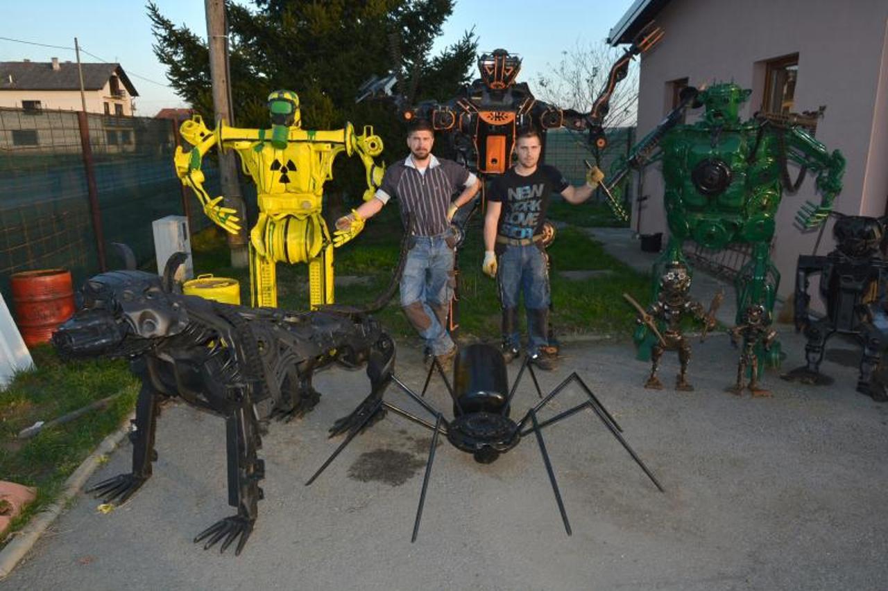 Žabjak: Braća Kozić od metalnog otpada izrađuju skulpture robota