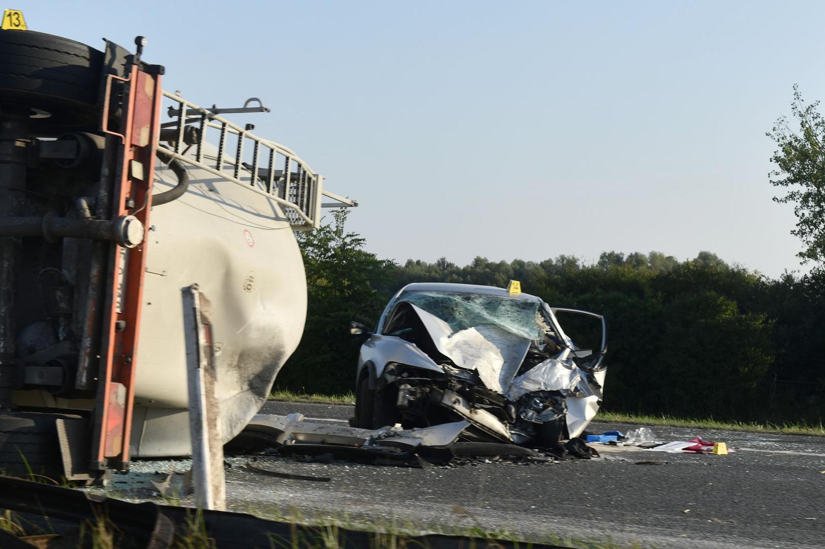 Teretno vozilo cisterne i pet osobnih automobila sudjelovali su u prometnoj nesreći koja se oko 3.20 sati dogodila na autocesti A3 kod Rugvice, u smjeru Zagreba. 