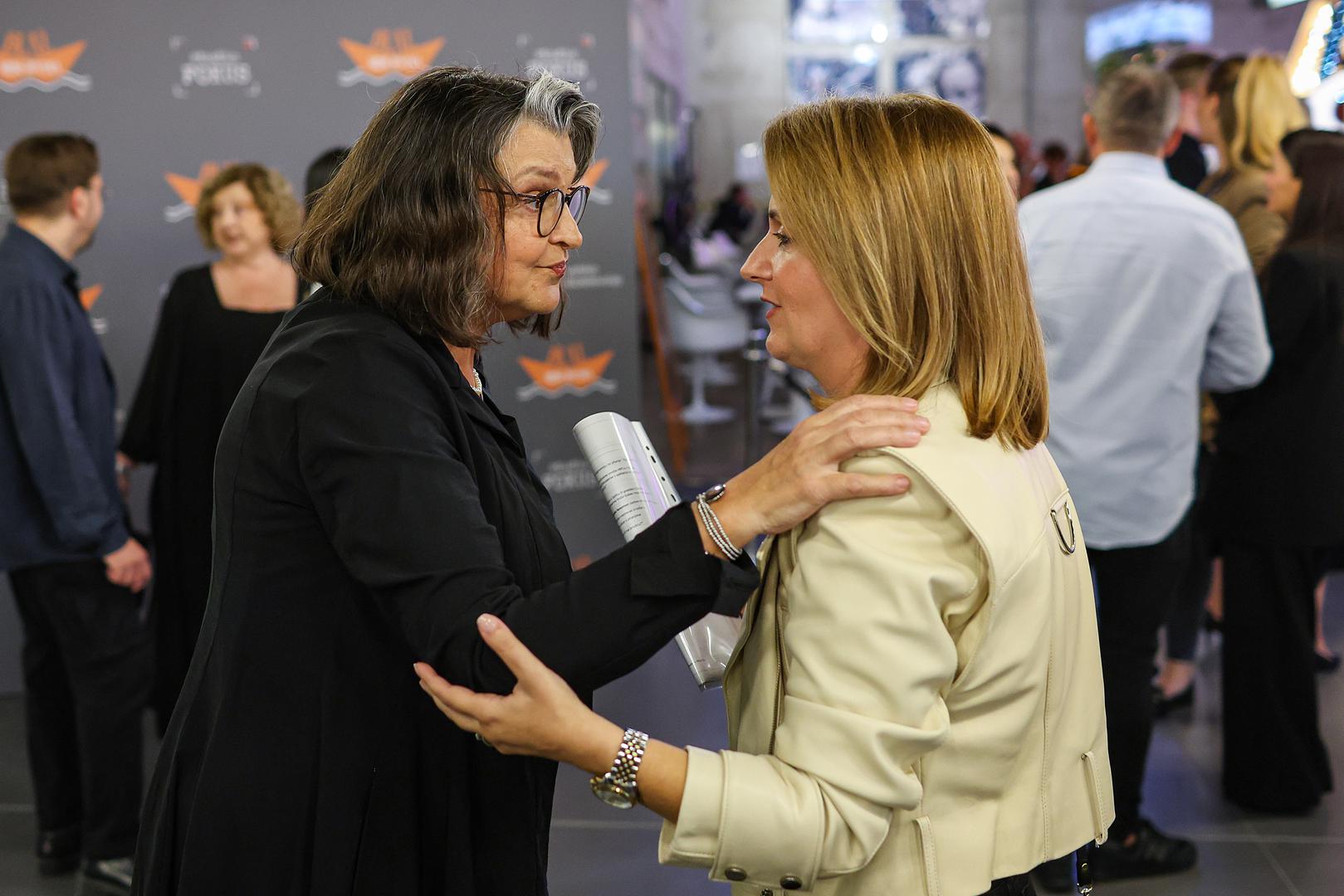 Na crvenom tepihu mogli su se vidjeti poznata lica domaće scene, a atmosfera je bila ispunjena uzbuđenjem i očekivanjima uoči premijere. 