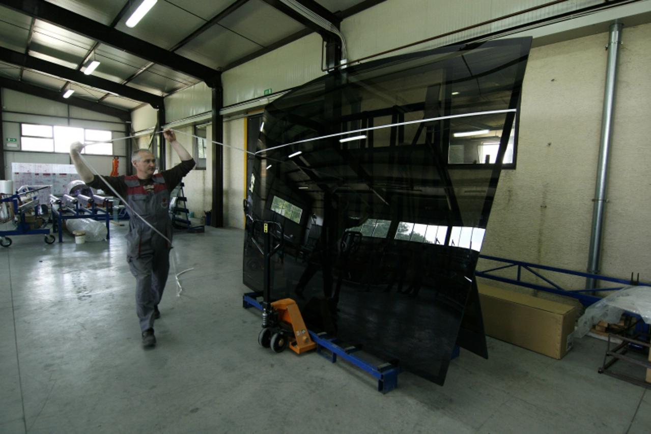 '24.05.2010., Koprivnica, Hrvatska - Radnik TOS-a vrlo pazljivo fiksira staklo prije transporta kamionom za Beograd. Photo: Marijan Susenj/PIXSELL'