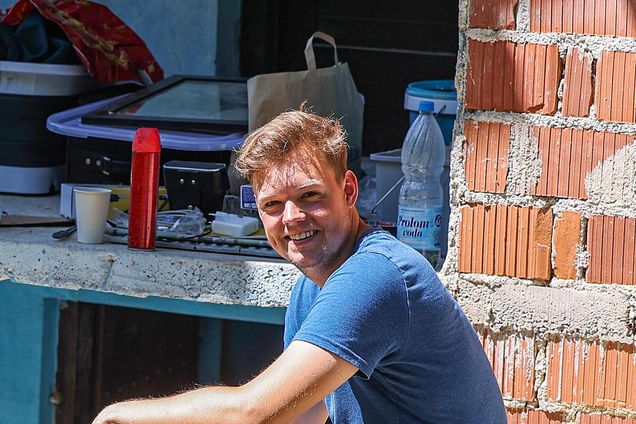 Američki influenser Justus Reid kupio kuću u Hrvatskoj za 5.000 eura, snimke uređenja postale su viralni hit