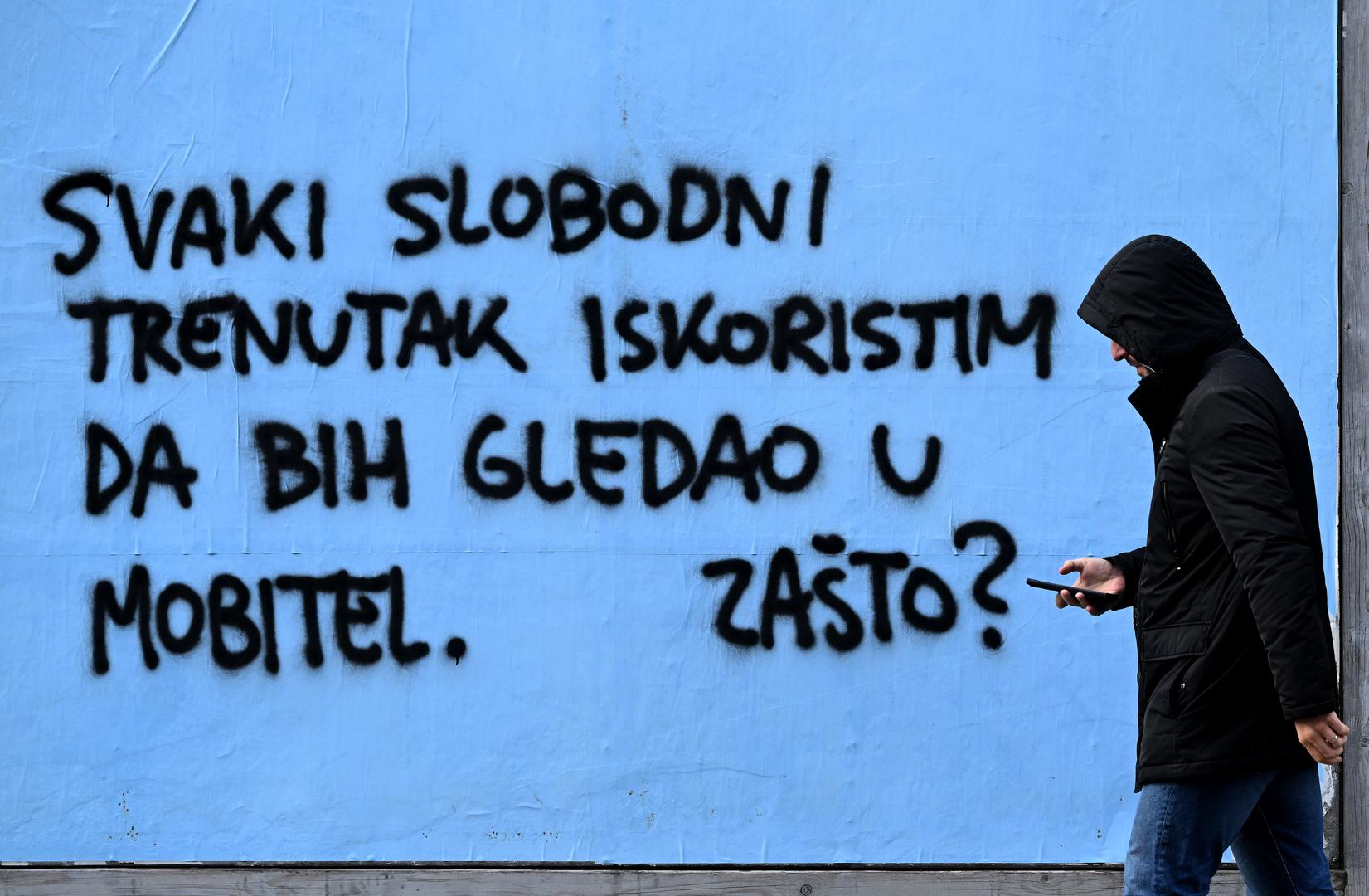 27.11.2023., Zagreb - Na mjestu gdje je reklama netko je napravio grafit na kojemu pise "Svaki slobodni trenutak iskoristim da bih gledao u mobitel. Zasto?". Photo: Marko Lukunic/PIXSELL