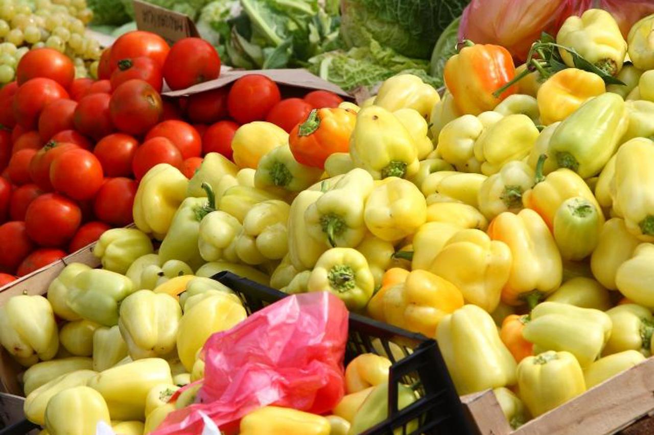 '30.09.2010., Zagreb, Sesvete - Veleprodaja voca i povrca na sajmu u sesvetama. Paprika, rajcica. Photo: Davor Puklavec/PIXSELL'