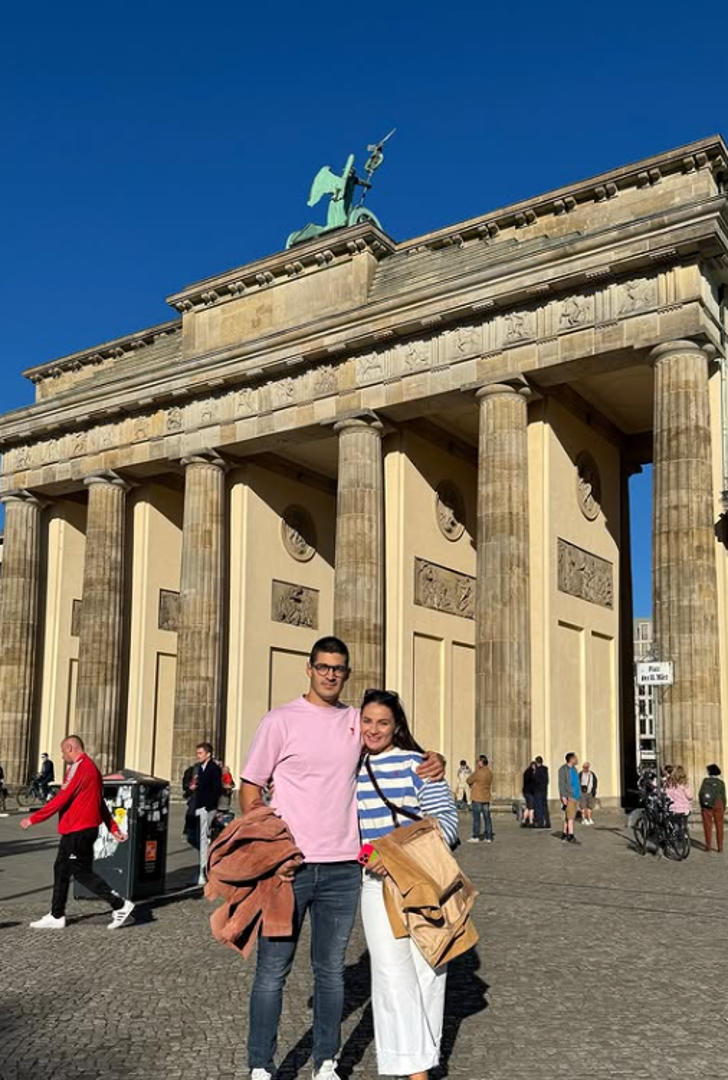 Svoju su ljubav okrunili intimnim vjenčanjem u Kalada etno selu nedaleko od Splita. Umjesto tradicionalnih običaja, željeli su ležerno slavlje okruženo prirodom i najbližim prijateljima.