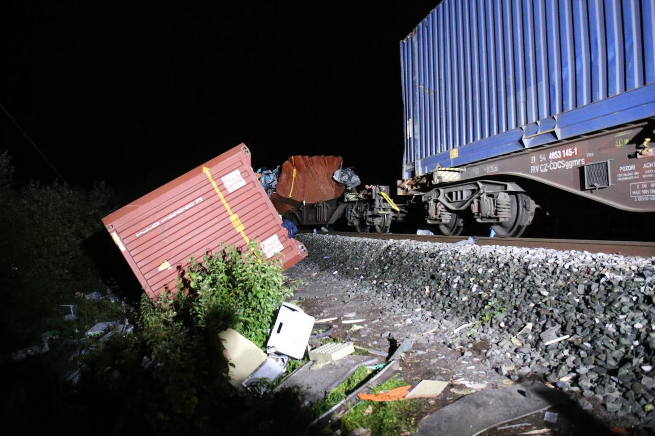 Fotografije sudara putničkog i teretnog vlaka u mjestu Rajić kod Novske u kojem su poginule  tri osobe, a ozlijeđeno ih je 11