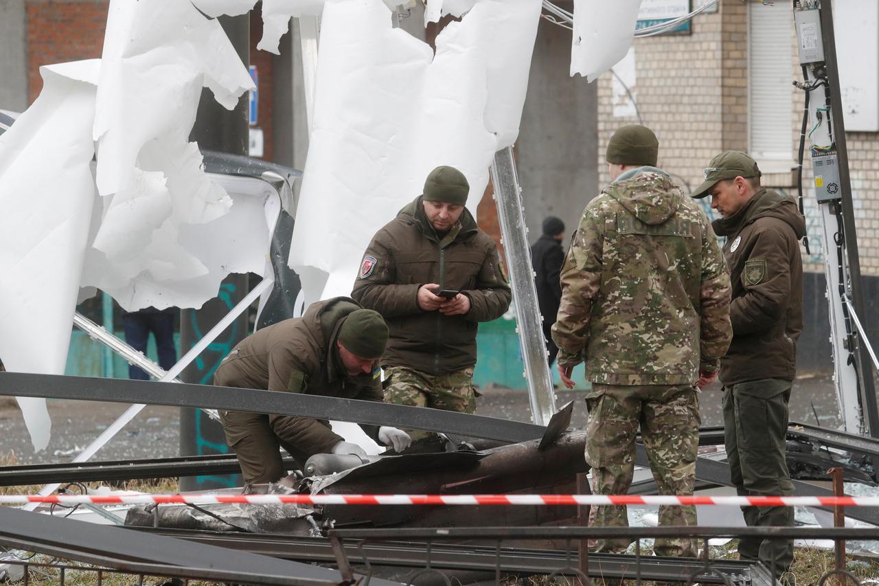 Kijev: Ostaci rakete pali su na ulicu