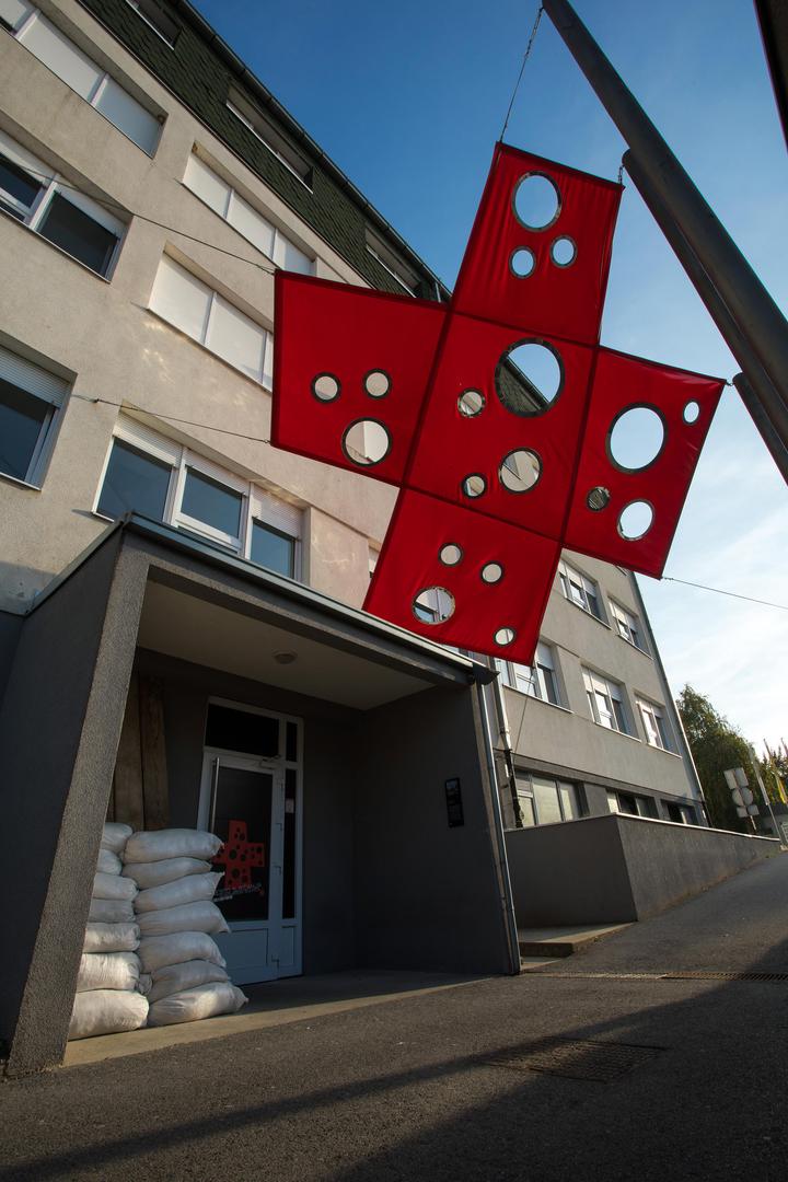 26.10.2021., Vukovar - Mjesto sjecanja – Vukovarska bolnica 1991.Za vrijeme opsade Vukovara gradska bolnica postala je vojna bolnica.Tijekom opsade Vukovarska bolnica je bila pod stalnim neprijateljskim vatrom, unatoc velikom crvenom krizu koji je postavljen u krovnoj bolnici, signalizirao je neprijateljskom zrakoplovstvu da je rijec na mjestu zasticenom Zenevskim konvencijama. Unatoc tome, tijekom tromjesecne opsade grada na krugu bolnice svakodnevno su padali projekti. Medicinsko osoblje i pacijenti premjesteni su u podrumu bolnice gdje su lijecnici radili u neadekvatnim uvjetima i bez potrebne medicinske opreme. Dana 20. studenoga 1991. godine pripadnici JNA zaustavili su medjunarodne promatrace u sredistu grada te su za to vrijeme iz bolnice izveli vise od 260 ljudi koji su ubijeni na Ovcari ili nekoj drugoj lokaciji, a za mnoge se jos i danas traga.Na potresan nacin ovdje je prikazana atmosfera koja je vladala u vukovarskoj bolnici te jeseni 1991. godine – trenutak zaustavljen u vremenu. U podrumskim prostorijama Vukovarske bolnice, vjerno je rekonstruiran zivot nekoliko stotina ranjenika i bolnickog osoblja tijekom okupacije grada.  Ovaj postav nastao je u sjecanje na te herojske dane.