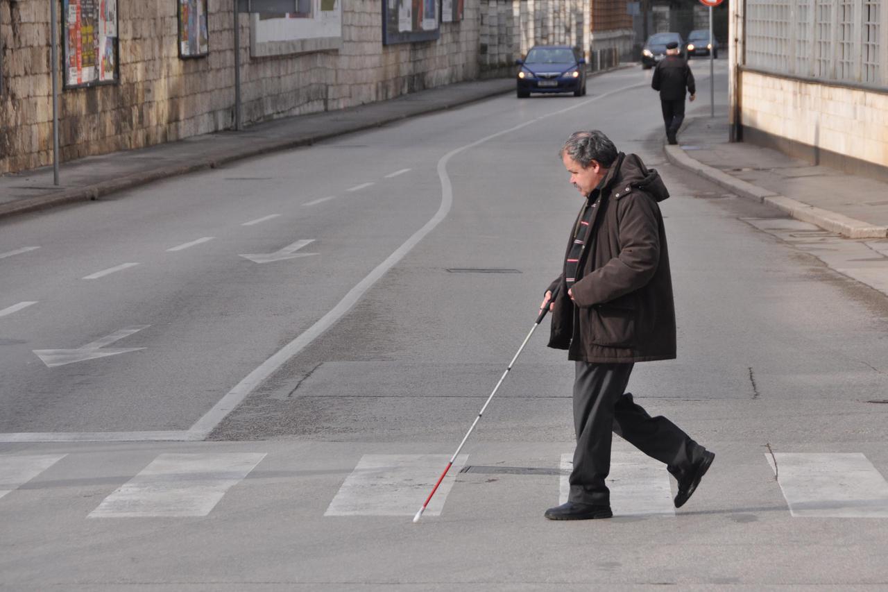 Pula: Slijepa osoba prelazi cestu, ilustracija