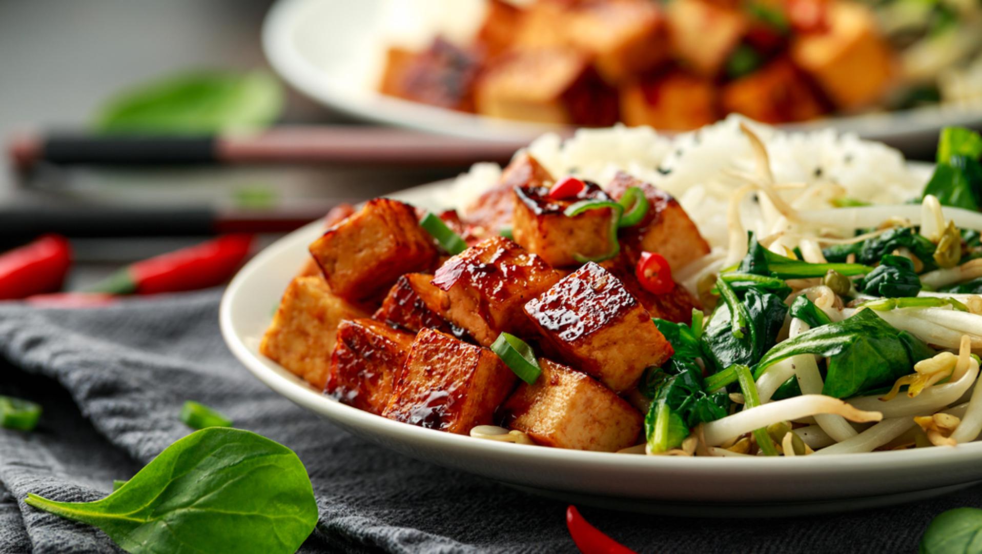 Tofu: Porcija tofua od približno 100 grama sadrži oko 10 grama proteina i također pruža svih devet esencijalnih aminokiselina. Tofu sadrži fitoestrogene, biljne spojeve koji se vežu na estrogenske receptore, a prema nekim stručnjacima mogu pomoći pojedinim ženama kod valunga i drugih tegoba povezanih s perimenopauzom. Osim toga, tofu može biti dobar izvor kalcija, a lako se uključuje u različita jela – od salata i prženih jela do smoothieja.