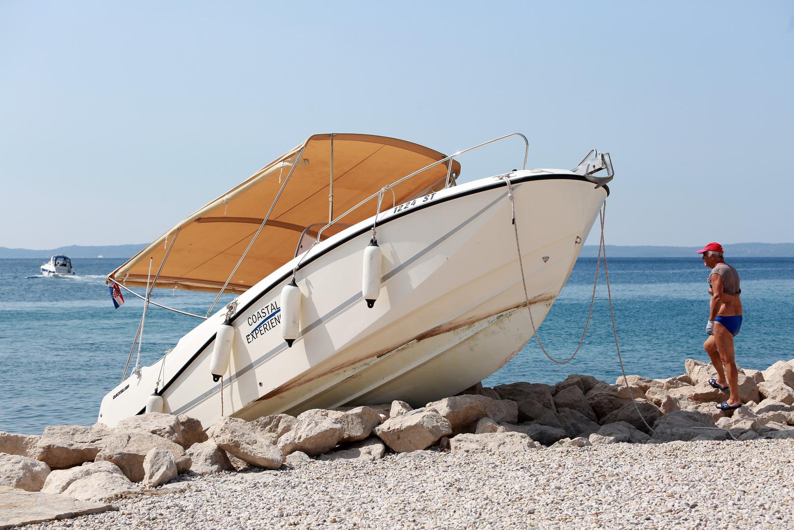 Na plaži Trstenik u Splitu jutros je na obalu izletio gliser sa šestero turista