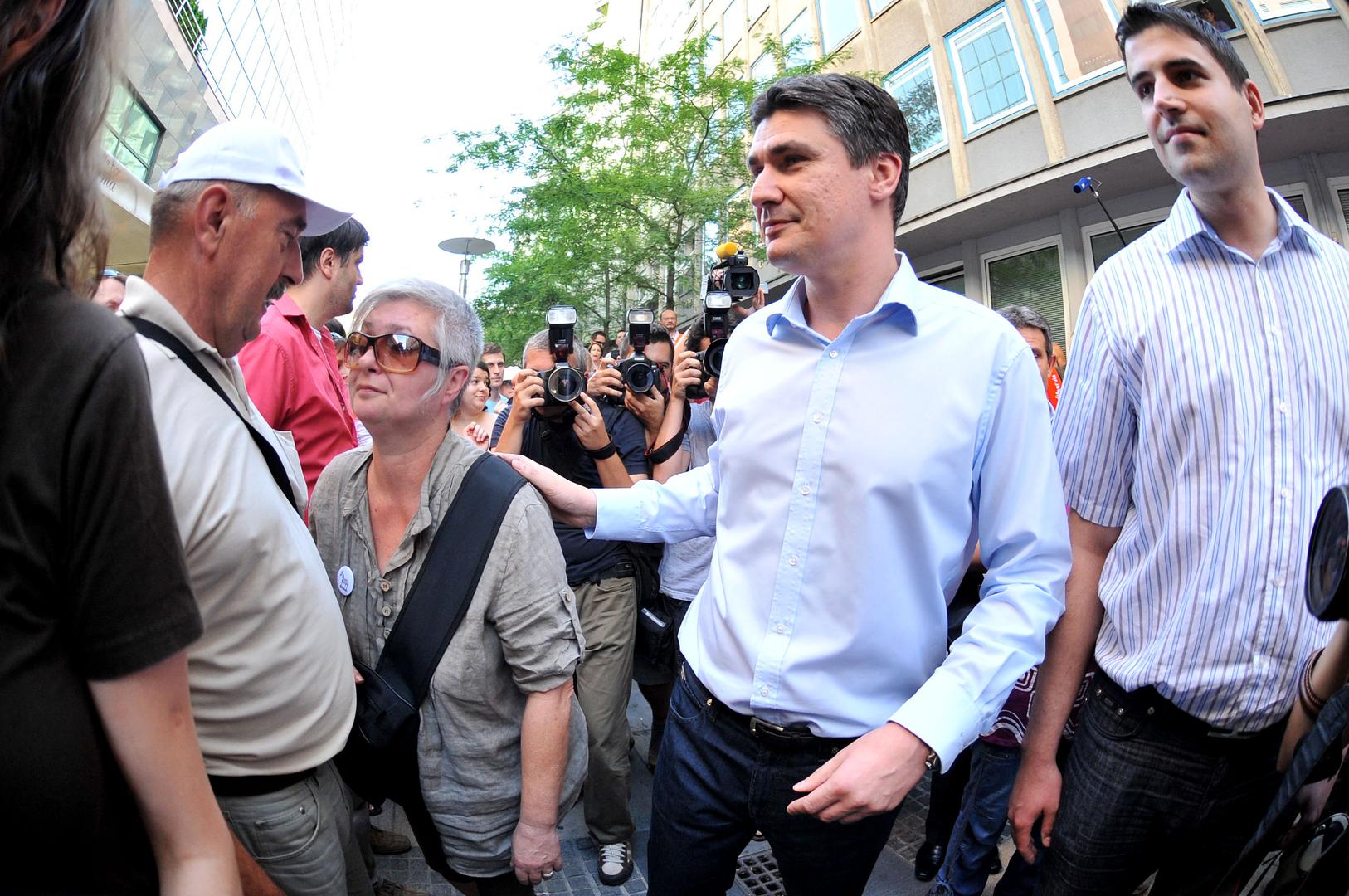 Te godine, kada su se aktivisti i građani okupili pred sjedištem SDP-a zbog kontroverznog projekta u Varšavskoj ulici, Milanović je osobno izašao na ulicu kako bi pokušao smiriti tenzije.