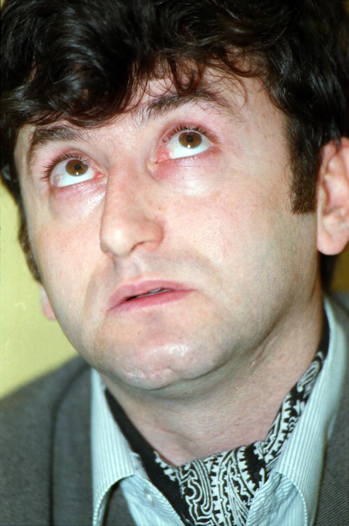 Iako Cmrk živi daleko od TV reflektora i na selu - ljudi ga i dalje prepoznaju, a prepoznali su ga i prije dvije godine na glavnom zagrebačkom trgu kako postavlja i fotografira svog plišanog medu kojeg je donio sa sobom. To su uočili i fotografi Pixsella koji su fotografirali sve. 