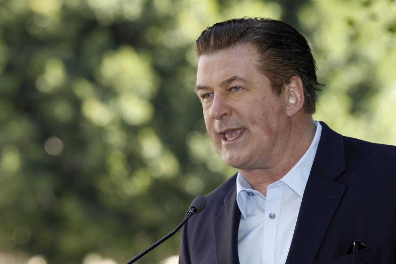 'Actor Alec Baldwin speaks at a ceremony where he accepted a star on the Walk of Fame in Hollywood, California February 14, 2011.  REUTERS/Mario Anzuoni (UNITED STATES - Tags: ENTERTAINMENT)'