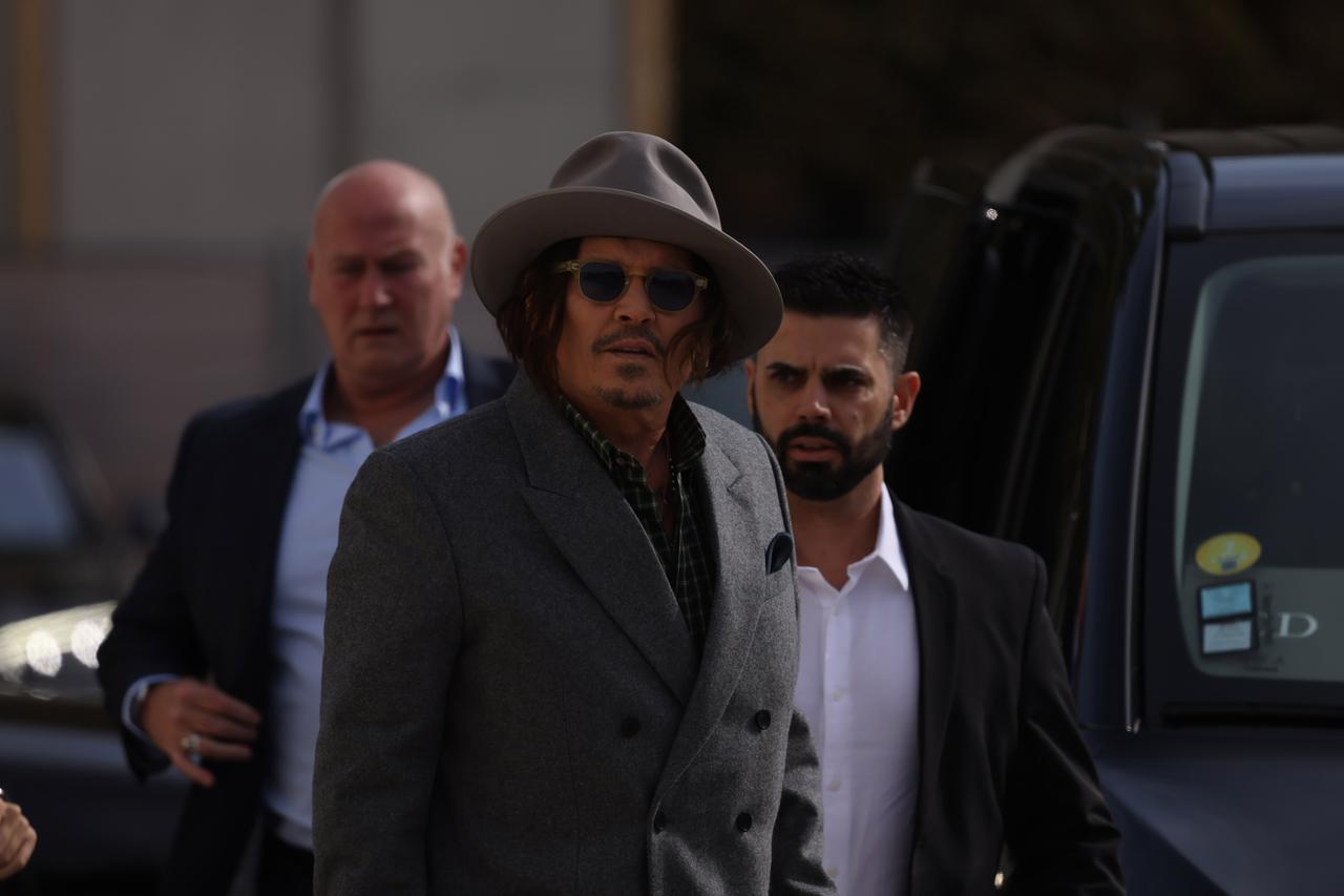 CHRISTIAN-DIOR-PARIS-FASHION-WEEK-LMK430-21