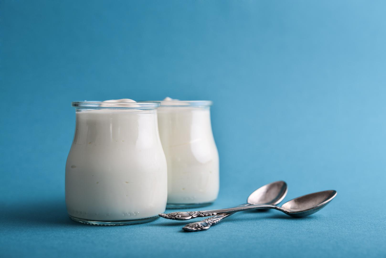 JOGURT. Prema istraživanjima vitamin B je vrlo djelotvoran u borbi protiv migrena, a jogurt je bogat vitaminom B stoga ga uključite u svakodnevnu prehranu. 