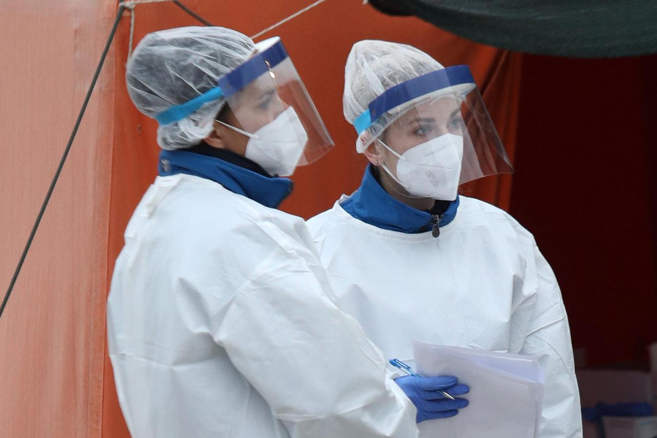 Šibenik: Testiranje na covid ispred ZZJZ Šibensko-kninske županije