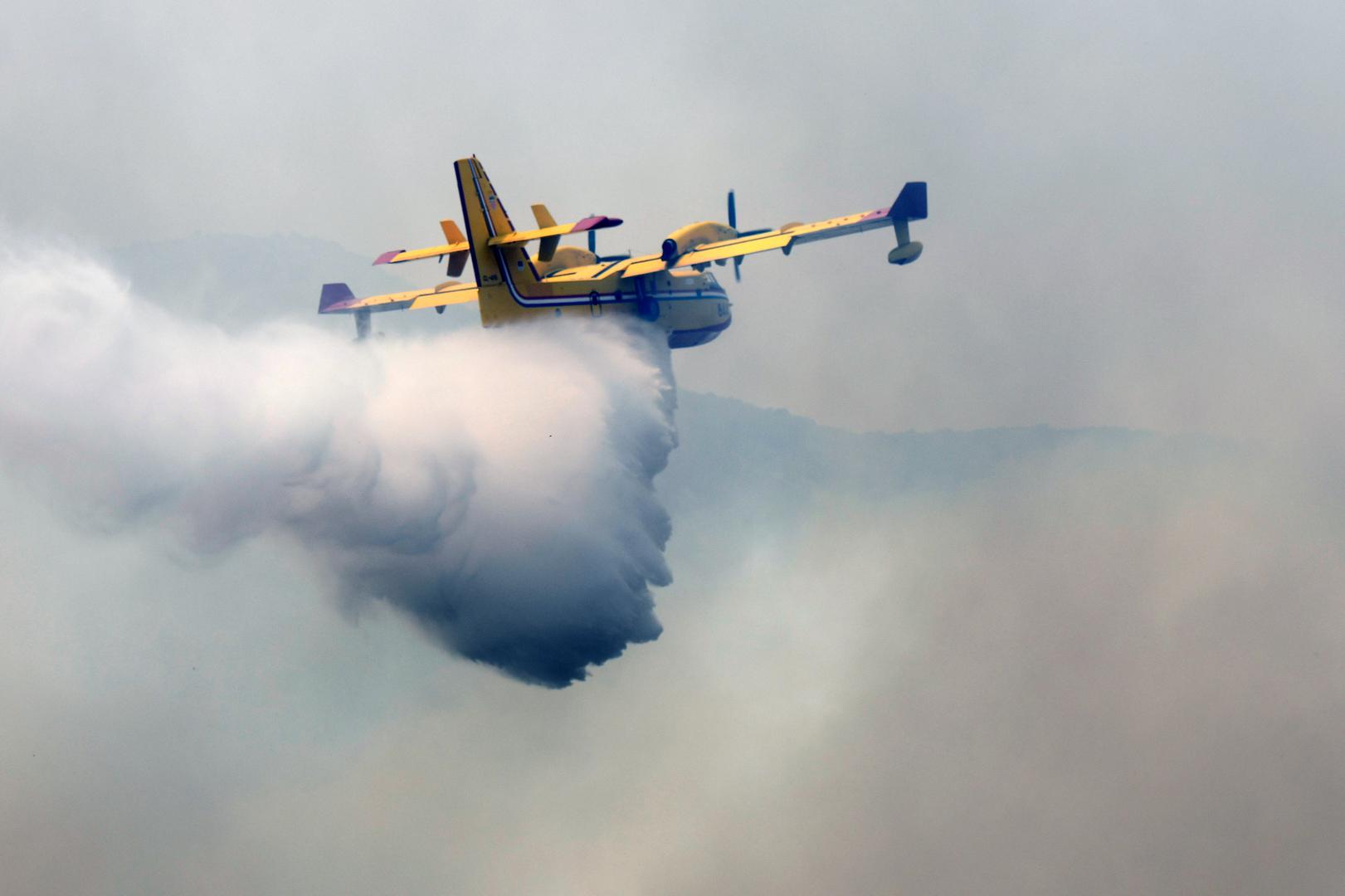 13.07.2023.,Sibenik - Izbio je pozar na otvorenom prostoru kod sela Gornjih Banjevaca u Grebastici. Na intervenciju su izasli 8 postrojbi s ukupno 12 vozila i 33 vatrogasaca. U pozaru sudjeluju i tri kanadera. Gasenje u tijeku Photo: Hrvoje Jelavic/PIXSELL